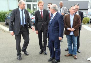 Le 2 juin, à Chartres. Le président de la Scael, Philippe Voyet (à g.), a accueilli à son arrivée le nouveau ministre de l’Agriculture, Jacques Mézard (au c.). 