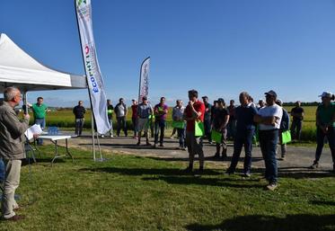 Arville, lundi 12 juin. Christophe De Rycke accueille les participants à la visite de la plate-forme qui met en avant des essais sur le blé, l’orge et une vitrine de l’interculture.