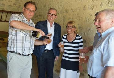 Beaumont-du-Gâtinais, jeudi 15 juin. Yves Pescheux fait découvrir aux élus du secteur sa bière, la Bellifontaine. 