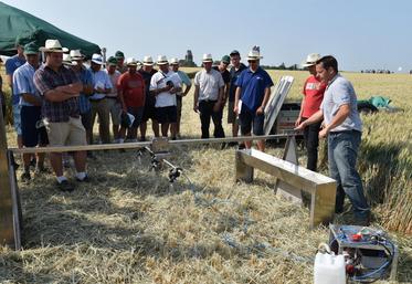 Louan-Villegruis-Fontaine, mercredi 21 juin. Sous une chaleur caniculaire, la démonstration de buses sur la plate-forme technique Soufflet retient l’attention.