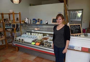 Montigny-Lencoup, lundi 3 juillet. Brigitte Delpech accueille ses clients dans sa nouvelle boutique. L’atelier de transformation se situe à proximité.