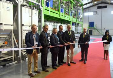 Le 30 juin, à Méréville (Essonne). Le directeur du site, Marc Andrieux (au c.), et le président de Bayer France, Frank Garnier (avec les ciseaux), ont officiellement inauguré le nouvel atelier de traitement de semences du groupe.