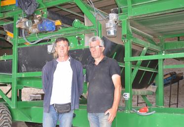 Gironville-sur-Essonne. Philippe Hottin (à gauche) et Jean-Yves Dequeant, deux des cinq agriculteurs engagés dans la cuma Gatiplan. 