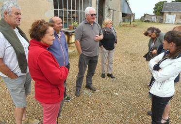 Le 26 juillet, à Villeau. Philippe Lirochon (au c.) a expliqué les tenants et aboutissants de sa ferme de Bessay aux visiteurs de l’opération « La ferme ? C’est le moment de l’ouvrir ! ».