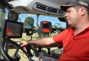 Le 1er août, à Villeau (Eure-et-Loir). La cabine du tracteur de Benjamin Lirochon est bardée d’écrans pour le guidage, les différents outils ou les caméras, selon les travaux à effectuer.