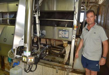 Châteaubleau, lundi 7 août. Pendant la traite, un écran de contrôle tactile donne une estimation de la production de la vache en fonction de la traite précédente, le débit de chaque quartier et les taux cellulaires des deux derniers passages.