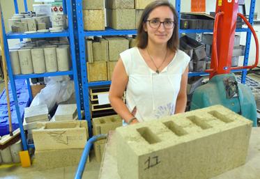 Le 13 juillet, à Épernon. L’introduction de fibres végétales comme le chanvre dans des blocs de béton est l’objet des recherches de l’ingénieure Suzanne Le Thierry au Cerib.