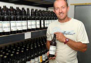 Le 28 août, à Bonneval. Emmanuel Dufer produit la Bonn’Vallée, une bière issue de la microbrasserie installée dans son exploitation.