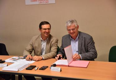 Les présidents de la chambre des Métiers et de l’Artisanat, Stéphane Buret, et de la chambre d’Agriculture de Loir-et-Cher, Philippe Noyau, ont signé la convention de partenariat lundi dernier à Blois.