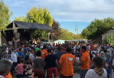 Chaque année, de nombreux visiteurs viennent fêter en famille les vendanges. La présence d’Alain Souchon a marqué cette édition 2017.
