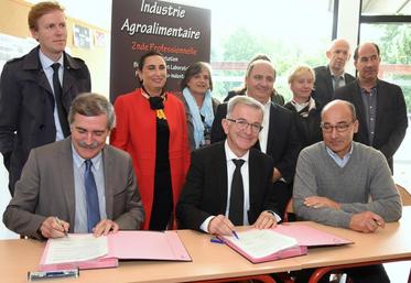 Le 12 septembre, à Sours. Le président de la région, François Bonneau, le représentant de la chambre d’Agriculture, Pierre Lhopiteau, le Draaf, Jean-Roch Gaillet, ont signé avec le rectorat une convention pour arriver à 40 % de produits locaux dans la restauration scolaire.