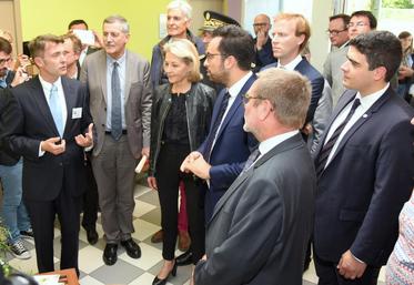 Le 22 septembre, à Nogent-le-Rotrou. Le secrétaire d’État en charge du numérique, Mounir Mahjoubi (au c.), s’est rendu au LEAP de Nermont pour soutenir son initiative Perche digital seniors.