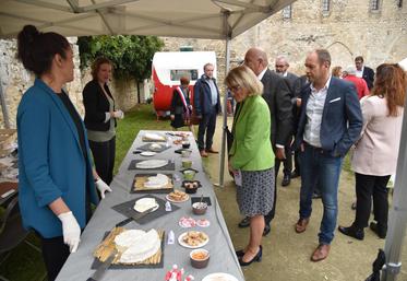 Nemours, jeudi 28 septembre. Un bel étal de brie pour découvrir toutes les saveurs fromagères du département.
