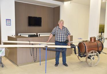 Guy Terrier, agriculteur et adhérent à la FDSEA 41, a illustré la conférence en décorant les locaux de l’amphithéâtre de la caisse régionale du Crédit agricole avec des binettes et autres matériels anciens de pulvérisation.