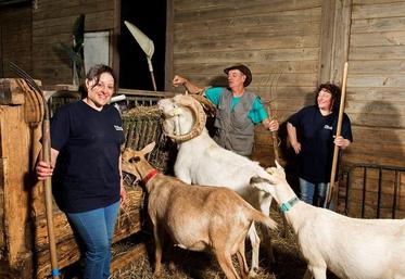 Cheptainville (Essonne). La famille Nowakowski (de gauche à droite : Angélique, Joël et Sylvie) de la ferme de la Doudou participe depuis plus de vingt ans à la Balade du goût. Plus de trois mille personnes sont attendues ce week-end. 