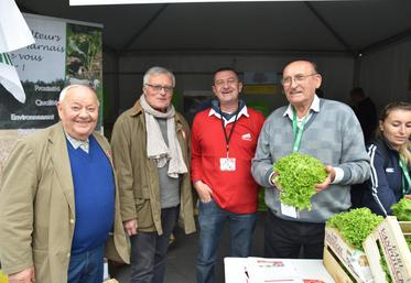 Paris, place de la République, mercredi 11 octobre. Anciens et actifs ont longuement échangé avec les citoyens en s’appuyant sur la vente de salades.
