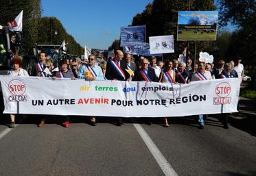 Une trentaine d’élus (maires, députés...) se sont joints au cortège.