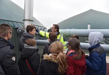 Sourdun, jeudi 9 novembre. 
Les éco-délégués du collège de Faremoutiers portent un vif intérêt à la méthanisation.