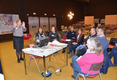Le Mée-sur-Seine (Seine-et-Marne), mardi 21 novembre. la présidente du réseau Bienvenue à la ferme Ile-de-France, Pascale Dufour, anime un atelier sur la communication.