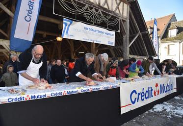 Egreville, samedi 9 décembre. Des candidats très appliqués durant le concours de plumage à sec.