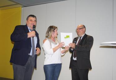 A droite, M. Philippe Portier, président de la Safer du Centre, au centre, Mme Sandrine Josselin (JA de Loir-et-Cher), à gauche, M. Jacques Marier, président du Comité technique de Loir-et-Cher.