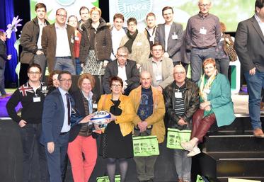 Le 29 mars à Tours. Christiane Lambert, 
présidente de la FNSEA, s’est prêtée au jeu de la photo de groupe avec toute l’équipe de la FDSEA de Loir-et-Cher.