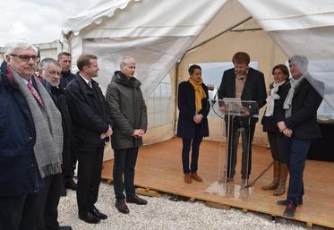 Saints, vendredi 30 mars. Bertrand et Karine Fahy, Agathe et Arnaud Maury présentent aux officiels leur unité de méthanisation.