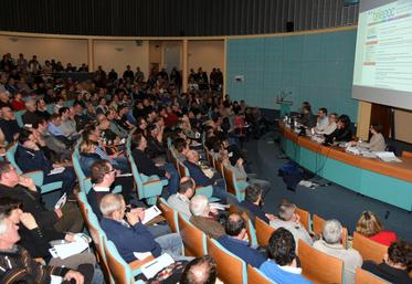 Le 9 avril, à Chartres. La salle Mathurin Régnier de la chambre d’Agriculture est bien remplie pour ses Universités du soir consacrées aux changements de la Pac 2018.