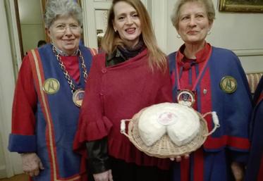 Melun, jeudi 5 avril. Marianne, artisane connue sous le nom de Maroussia création, remet un brie de Melun réalisé en tricot à la confrérie.
