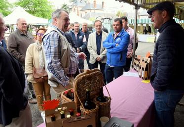 Le 13 mai, à Voves. Vingt-sept producteurs fermiers, comme le brasseur Emmanuel Dufer (à d.), ont été réunis par les organisateurs de l’opération Plus belle la campagne.