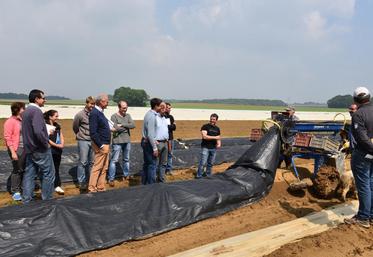 Jouy-sur-Morin, mercredi 16 mai. Les exploitants agricoles découvrent le système de débâchage et rebâchage au moment de la récolte à l’aide de gouges.