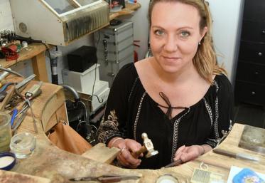 « Je ne regarde pas ce qui est à la mode, je vois le métal et les pierres que j’ai et je crée au feeling. »