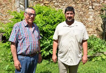 Pringy, jeudi 24 mai. le président du syndicat cantonal de Perthes-Melun sud, Denis Allard, et l’agriculteur concerné par le projet d’aire de grand passage, Olivier Thuegaz.
