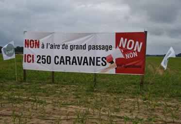 Orgenoy (Boissise-le-Roi), vendredi 1er juin. Deux banderoles ont été implantées sur la parcelle concernée par le projet d’aire de grand passage.