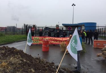 À Gennevilliers (Hauts-de-Seine), le 11 juin. Après avoir été contraints par les forces de l’ordre à décharger leurs gravas aux abords de l’A86 et de l’A15, les agriculteurs ont pu accéder à l’entrée du site pétrolier qu’ils bloquent désormais.