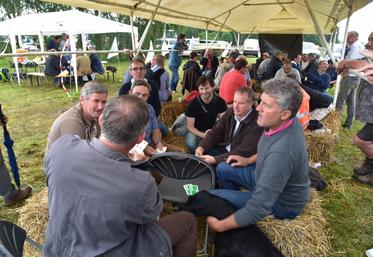 Jeux de cartes et échanges sont au programme des journées au pied de la raffinerie.