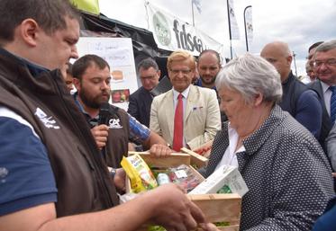Lors de la traditionnelle tournée des stands par les officiels, les JA ont remis un panier "importé" à la ministre Jacqueline Gourault, symbole de révolte contre les dernières décisions prises au sujet de l’huile de palme et Mercosur.