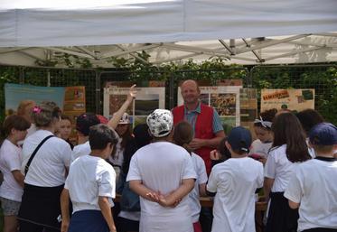 Bréau, vendredi 12 juin. Olivier Brossier, agriculteur à Beaumont-du-Gâtinais, aime échanger avec les enfants. Il est d’ailleurs membre de l’association ville-campagne.