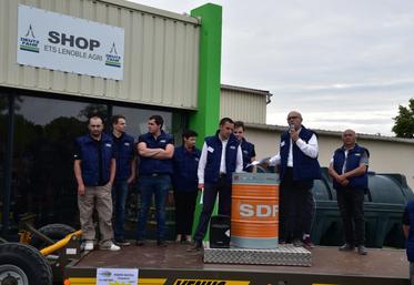 Beaumont-du-Gâtinais, jeudi 14 juin. Les co-gérants Rémi et Benoit Nouvellon ont présenté l’équipe de la société Lenoble Agri.