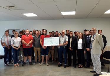 Boigneville, mardi 19 juin. Les représentants des caisses locales de Crédit agricole du sud Seine-et-Marne ont remis un chèque aux Jeunes agriculteurs, signe de leur soutien au moiss-batt-cross.