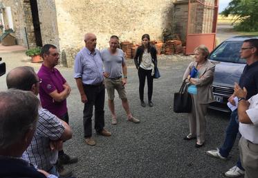 Saint-Germain-Laxis, mercredi 11 juillet. La famille Jacquelot et Antoine Boullenger présentent leurs exploitations agricoles et le travail en commun qu’ils mènent.