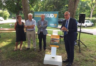 La Genevraye, mercredi 4 juillet. La conseillère régionale Sylvie Monchecourt, Patrick Septiers pour le département et Denis Jullemier, président du programme Leader sud 77 écoutent le sous-préfet de Fontainebleau, Jean-Marc-Girard.