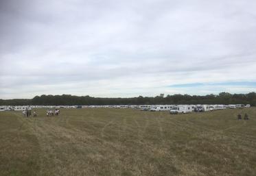 À Ponthévrard (Yvelines), dimanche 16 septembre. Deux cents caravanes ont tenté de s’installer sur un terrain agricole. Les agriculteurs ont fait bloc.
