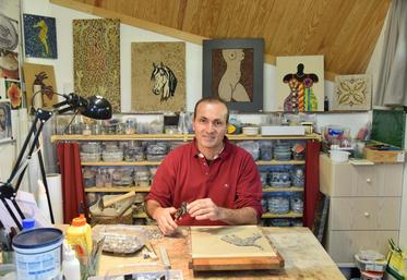 Dans son atelier, il réfléchit à la création de petites pièces pour les marchés de Noël.
