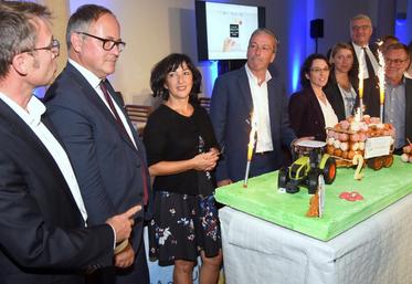 Le 4 octobre, à Châteaudun. Les deux premières bougies d’anniversaire du Village by CA ont été soufflées par le président du campus Les Champs du Possible, Philippe Vigier, et la directrice du Crédit agricole Val de France, Laurence Lebrun-Renoult (au c.).