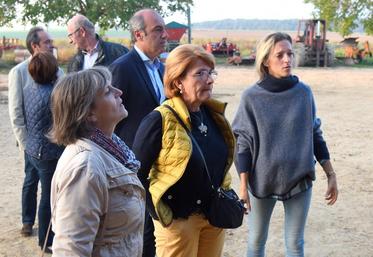 Le 19 octobre, au Boullay-Thierry. En visitant l’exploitation maraichère de Diane (à d.) et Hugues Pamart, la députée européenne Angélique Delahaye (au c.) n’a pas hésité à leur donner quelques conseils.