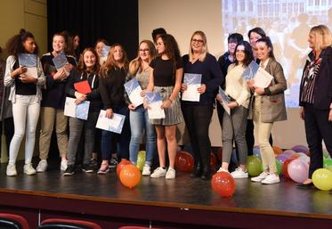 Le 12 octobre, à Mignières. Les élèves du LEAP Franz Stock partis en stage à l’étranger dans le cadre du dispositif Erasmus+ se sont vu remettre un Pass européen.
