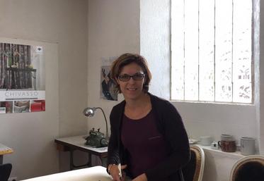 Le savoir-faire a peu évolué au fil des ans et le matériel pour débuter reste simple : une caisse à outils avec notamment le ramponneau (marteau des tapissiers).