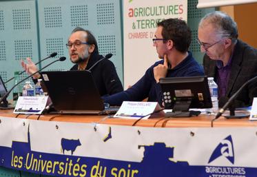 Le 5 novembre, à Chartres. Pascal Denoroy, ingénieur de l’Inra (à g.) a fait le point sur la recherche en matière de fertilisation P et K lors des 17e Universités du soir.