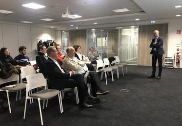 Jeudi 15 novembre, Cloyes-sur-le-Loir. Les membres de l’association Les Champs du possible ont découvert l’entreprise Vorwerk.